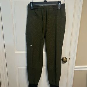 Barco One scrub jogger, green with snake print. Size small. Like new